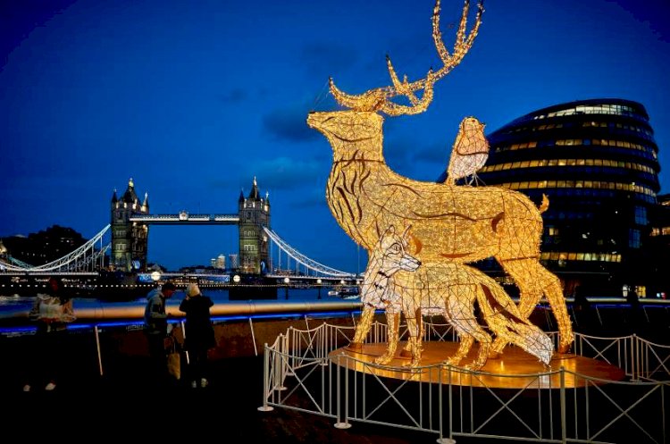 London Bridge does 'Christmas by the River'